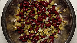 Rychlý fazolový salát s okurkou