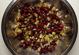 Rychlý fazolový salát s okurkou