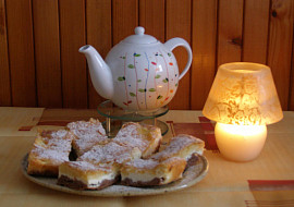 Tříbarevný tvarohový koláč