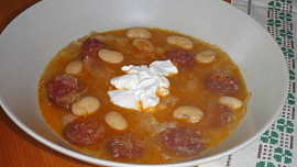 Zelňačka s fazolemi a klobásou