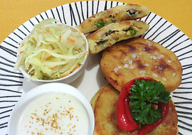 Bramborové placky plněné masovo-zeleninovou směsí