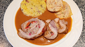 Bůčková roláda plněná zelím a omáčka z pečeného zelí