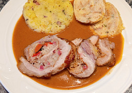 Bůčková roláda plněná zelím a omáčka z pečeného zelí