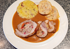 Bůčková roláda plněná zelím a omáčka z pečeného zelí