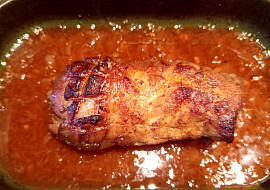 Bůčková roláda plněná zelím a omáčka z pečeného zelí