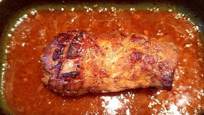 Bůčková roláda plněná zelím a omáčka z pečeného zelí