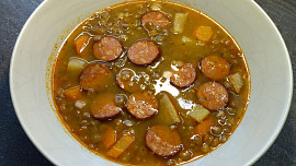 Čočková polévka s klobásou a bramborami