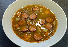 Čočková polévka s klobásou a bramborami