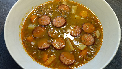 Čočková polévka s klobásou a bramborami