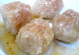 Jednoduché jablkové knedlíčky (Knedlíky pouze posypané moučnovým cukrem se skořicí a přelité máslem.)
