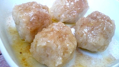 Jednoduché jablkové knedlíčky, Knedlíky pouze posypané moučkovým cukrem se skořicí a přelité máslem.