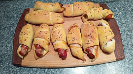 Jednoduché párky v rohlíku s kečupem nebo hořčicí