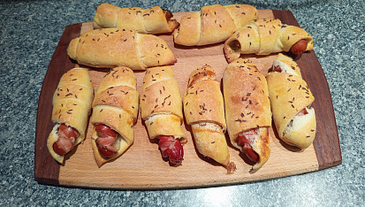 Jednoduché párky v rohlíku s kečupem nebo hořčicí