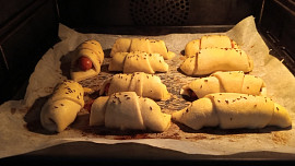 Jednoduché párky v rohlíku s kečupem nebo hořčicí