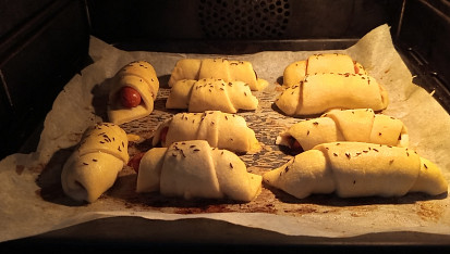 Jednoduché párky v rohlíku s kečupem nebo hořčicí