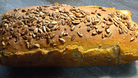 Kvásková tmavá cihla se semínky