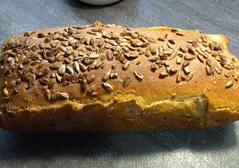 Kvásková tmavá cihla se semínky