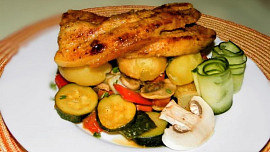 Pečený bůček s bramborem a zeleninou z jednoho pekáče