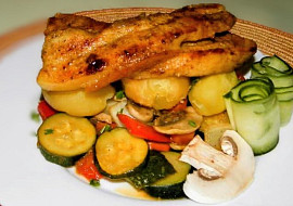 Pečený bůček s bramborem a zeleninou z jednoho pekáče