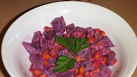 Salát z červené řepy s kukuřicí