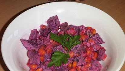 Salát z červené řepy s kukuřicí