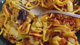 Vaječné těstoviny s uzeným masem a čínským zelím