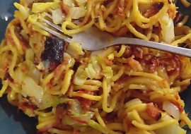 Vaječné těstoviny s uzeným masem a čínským zelím