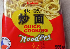 Vaječné těstoviny s uzeným masem a čínským zelím