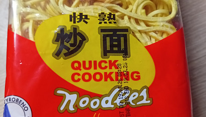 Vaječné těstoviny s uzeným masem a čínským zelím