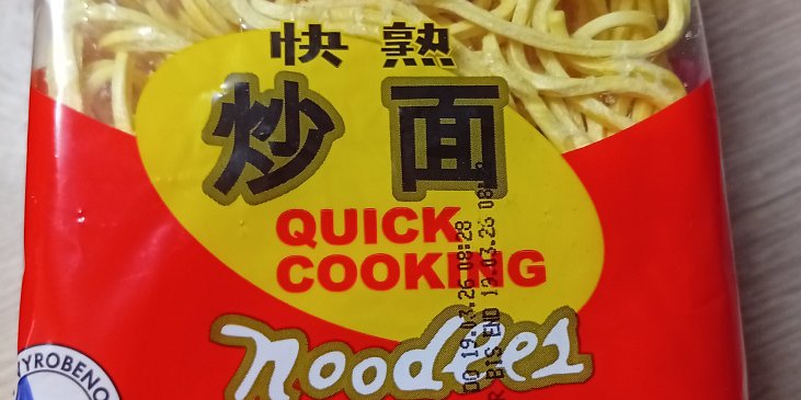 Vaječné těstoviny s uzeným masem a čínským zelím