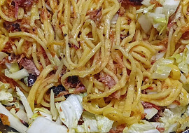 Vaječné těstoviny s uzeným masem a čínským zelím