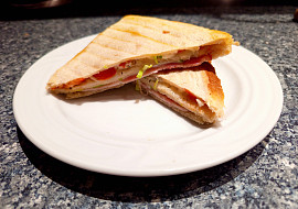 Zapečené dvojité toasty à la caprese