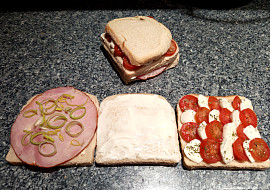 Zapečené dvojité toasty à la caprese