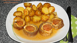 Barevná masová roláda s vaječno-sýrovou omeletou a domácí klobásou