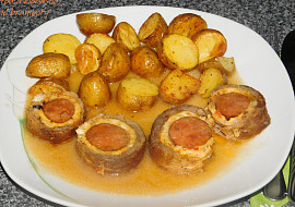 Barevná masová roláda s vaječno-sýrovou omeletou a domácí klobásou