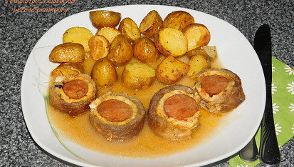 Barevná masová roláda s vaječno-sýrovou omeletou a domácí klobásou