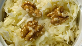 Celerový salát s jablkem a brusinkami