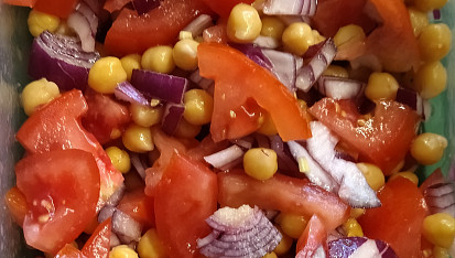 Cizrnový salát s rajčaty