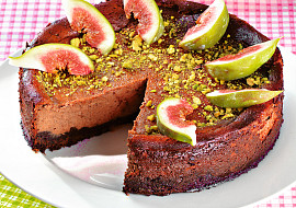 Čokoládový tvarožník s fíkem a pistáciemi