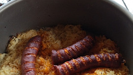 Domácí klobásy na kysaném zelí