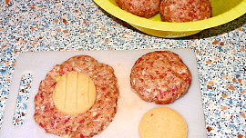 Frikadelky s překvapením