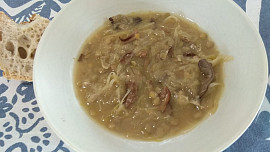 Houbová zelňačka s čočkou