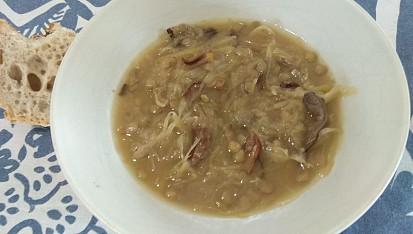 Houbová zelňačka s čočkou