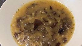 Kroupová polévka s houbami