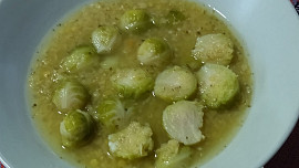 Polévka z máslové tykve a růžičkové kapusty