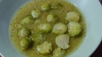 Polévka z máslové tykve a růžičkové kapusty