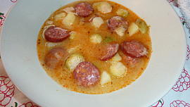 Polévka z růžičkové kapusty s klobáskou