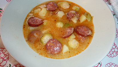 Polévka z růžičkové kapusty s klobáskou