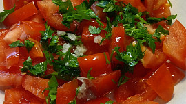 Rajčatový salát s česnekem