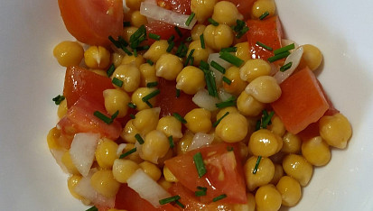 Salát z cizrny a hummus